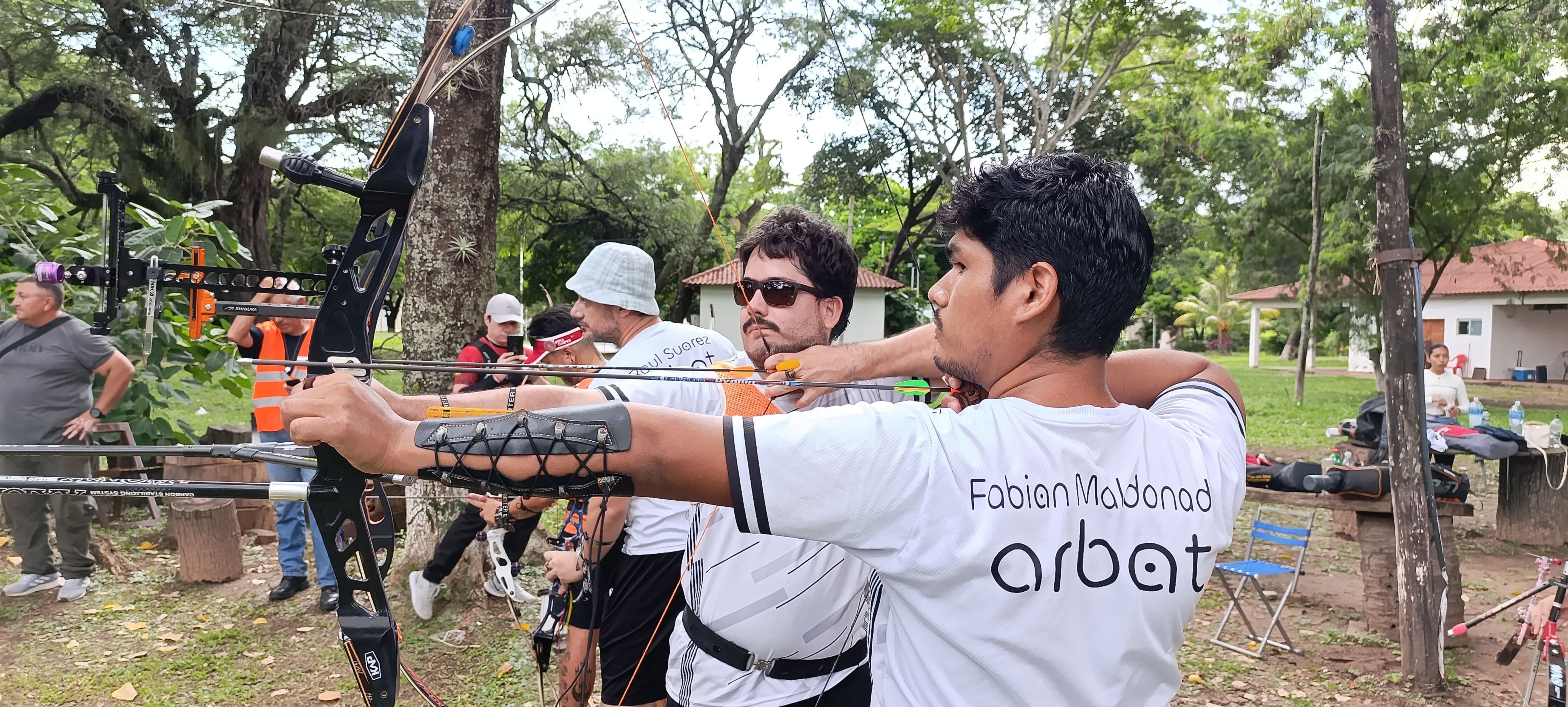 Entrenamiento deportivo de tiro con arco en arbat
